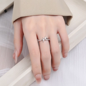 925 Silber Kreuzstern Ring mit Mikropave-Diamanten und minimalistischem Design