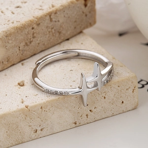 Ring aus 925 Sterling Silber mit Kreuzstern-Motiv, Kristallen und Politur