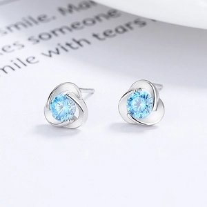 Boucles d'oreilles trèfle en argent sterling 925 avec zircon bleu sur fond blanc