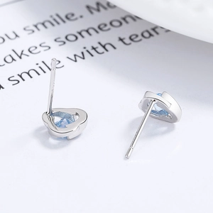 Boucles d'oreilles minimalistes en argent 925 en forme de cœur avec zircons bleu clair