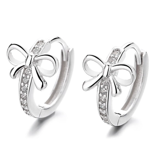 Eleganti orecchini a cerchio a fiocco in argento 925 con scintillanti zirconi bianchi