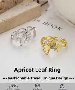 Vue détaillée de la bague feuille de ginkgo en argent S925 et pierres de zircon