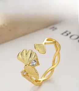Détails macro de la bague ginkgo en argent 925 avec des pierres d'oxyde de zirconium