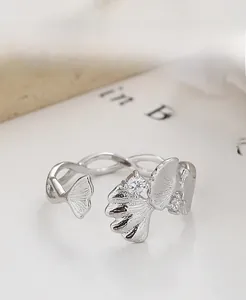 Détail de la bague feuille de ginkgo en argent S925 avec zircons et anneau tressé