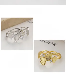 Détails rapprochés de bagues feuille de ginkgo en argent 925 avec pierres en zircon blanc