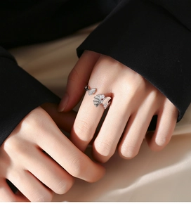 Gros plan d'une bague ouverte en argent 925 en forme de feuille de ginkgo ciselée