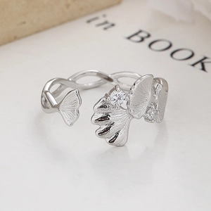 Bague ouverte en argent 925 avec feuilles de ginkgo et zircons au design épuré
