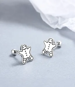 Dettaglio macro di orecchini a lobo a forma di pan di zenzero in argento sterling 925