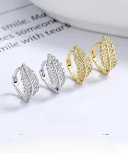 Detailaufnahme von S925 Sterling Silber Blattohrringen mit mikroversetzten Zirkonia