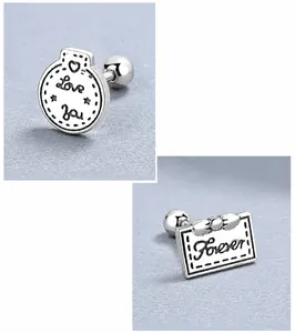 Dettaglio orecchini in argento 925 con incisioni Love You e Forever lucide