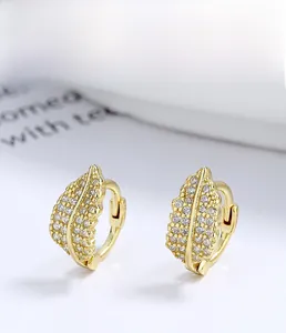 Detail von blattförmigen Ohrringen aus 925er Silber mit Zirkonia-Steinen in Gold