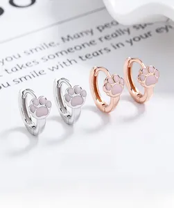 Detalle de pendientes de aro de pata de gato en plata S925 color plata y oro rosa