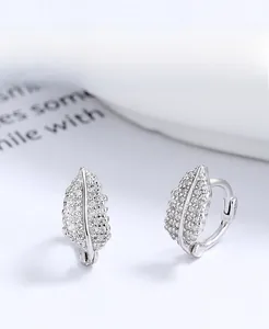 Makroaufnahme von S925 Sterling Silber Blattohrringen mit schimmernden Zirkonia Steinen