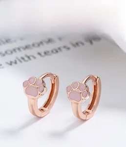 Detalle de pendientes de garra de gato en plata S925 oro rosa con baño hipoalergénico