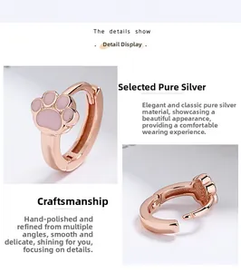 Detalle de pendientes de aro de plata 925 con huella de gato en oro rosa y rosa