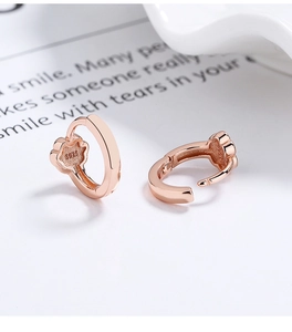 Primer plano de pendientes de aro de plata S925 en oro rosa con pequeñas flores