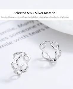 Vista dettagliata dei cerchi rotondi in argento sterling S925 con design traforato