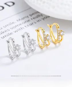 Détail de boucles d'oreilles entrelacées en argent 925 avec pavé de diamants brillants