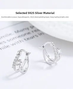 Détail de boucles d'oreilles doubles créoles en argent 925 avec pavé de zircons