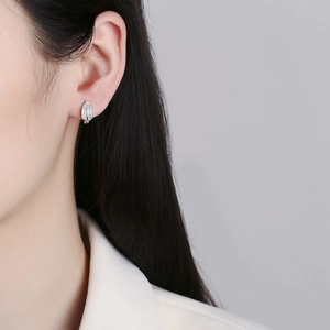 Elegante 925 Sterling Silber Blattohrringe mit Mikrodiamanten am Model getragen