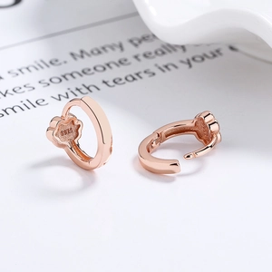 Elegantes pendientes de aro en plata 925 con baño de oro rosa y motivo de flores