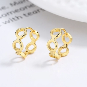 Orecchini a cerchio in argento 925 placcato oro con design geometrico a cerchi cavi minimal