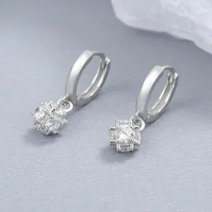 Vue macro de boucles d'oreilles créoles en argent 925 avec pendentifs carrés diamantés