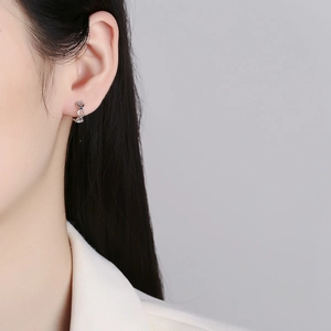 Orecchini a cerchio minimalisti in argento 925 con anelli cavi indossati da una modella