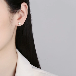 Elegant 925 sterling silver flower stud earrings with brilliant central cubic zirconia