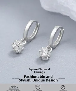 Macro des boucles d'oreilles créoles en argent 925 avec zircons à coupe carrée