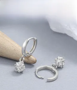 Détail de boucles d'oreilles créoles en argent 925 avec boules pavées de zircons cubiques