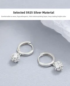 Vue macro de boucles d'oreilles créoles en argent 925 avec charms en zircon brillant