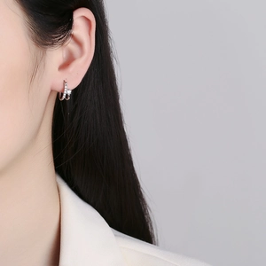 Boucles d'oreilles créoles en argent sterling 925 avec zircons portées par mannequin