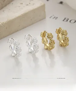 Dettaglio di orecchini a cerchio con rose in argento 925 con finitura oro e argento