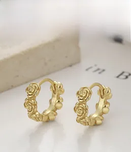 Dettaglio degli orecchini a cerchio a rosa in argento sterling 925 placcato oro