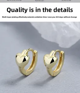 Détail de créoles en forme de cœur en argent sterling 925 avec plaquage en or poli