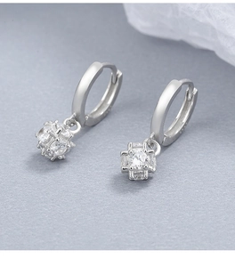 Gros plan de boucles d'oreilles créoles en argent 925 avec grappes de zircons brillants