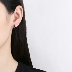 Créoles coeur en argent sterling 925 poli sur mannequin pour un look mode minimaliste