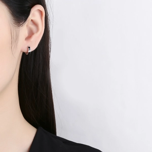 Boucles d'oreilles créoles en argent 925 avec émail noir et zircons sur modèle