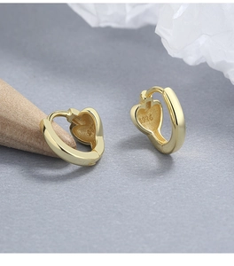 Détail de boucles d'oreilles cœur en argent 925 plaqué or avec poinçon S925 authentique