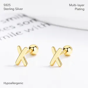 Vue macro des boucles d'oreilles X en argent 925 doré avec fermoir à vis de sécurité