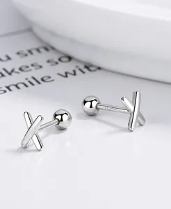 Vue macro de boucles d'oreilles en argent sterling 925 en forme de X avec fini poli