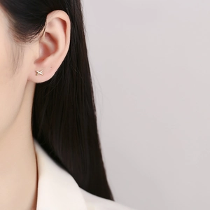 Puce d'oreille croisée en forme de X en argent sterling 925 avec finition dorée