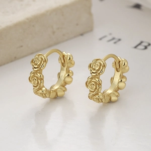 Orecchini a cerchio in argento 925 dorato con rose a rilievo e design floreale elegante