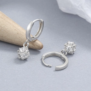 Boucles d'oreilles créoles en argent 925 avec breloques sphériques en oxyde de zirconium