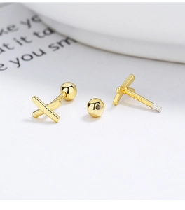 Gros plan sur clou d'oreille en argent 925 en forme de X avec placage or 18 carats