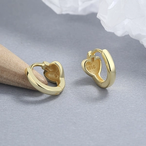 Boucles d'oreilles créoles cœur en argent 925 avec finition dorée élégante et polie