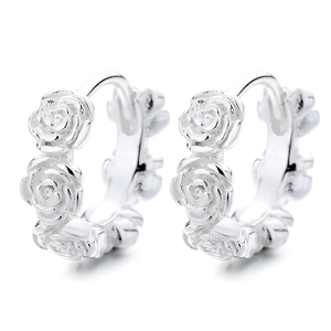 Orecchini a cerchio in argento 925 con motivo a rose in rilievo per donna