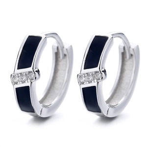 Boucles d'oreilles créoles en argent 925 avec émail noir et trois zircons blancs