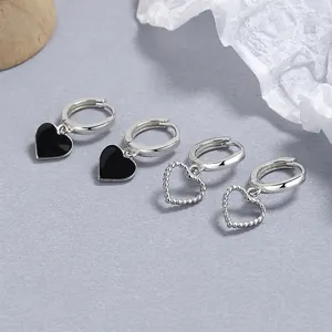 Set di orecchini a cerchio in argento 925 con cuore smaltato nero e ciondoli a cuore